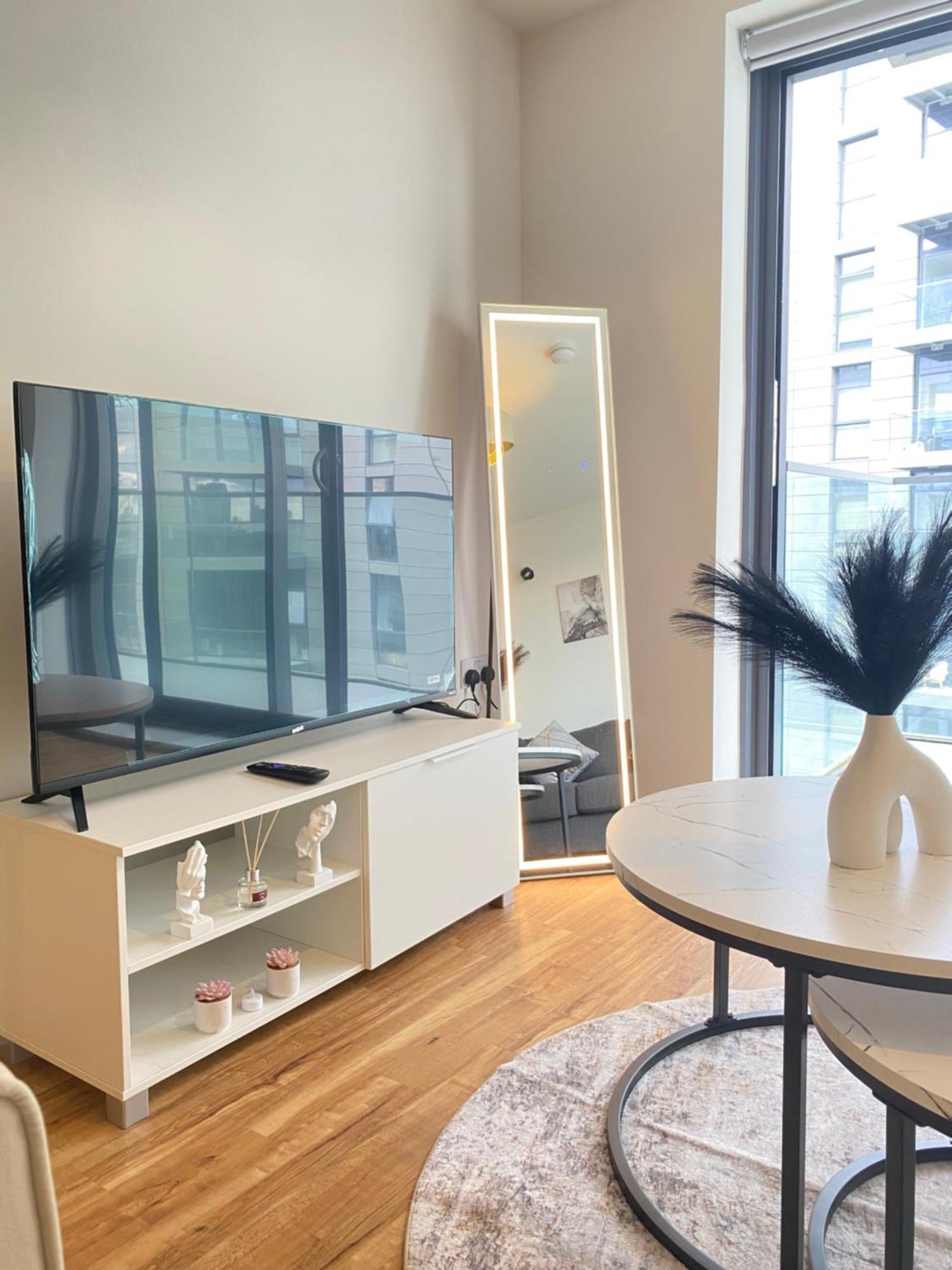 Luxury 2-Bed High-Rise In Manchester With Parking Exterior photo